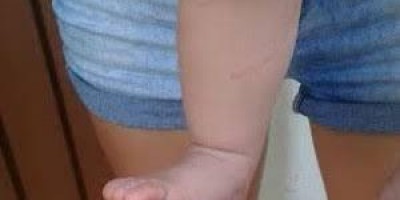 Marido agride mulher com bebê de colo e quebra tudo dentro de casa