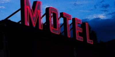 Homem de 49 anos é flagrado em motel com garota de apenas 14 anos