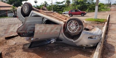 Motorista perde controle da direção e capota veículo na entrada de Rolim de Moura na...
