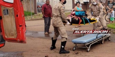 Motociclista é socorrida pelos bombeiros após colisão com carro em Rolim de Moura