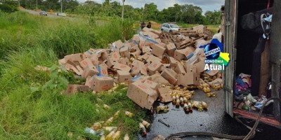 Após carreta tombar no Anel Viário, populares saqueiam carga de óleo de soja; veja o...