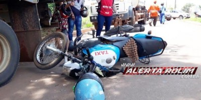 Motociclista tem braço e pernas fraturados após colidir contra caminhão estacionado em...