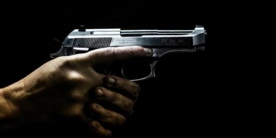 Homem é preso efetuando disparos na frente de restaurante durante bebedeira