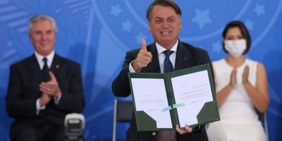 Bolsonaro assina liberação de R$ 20 bilhões para plano de vacinação
