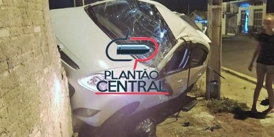 Carro fica suspenso em muro após grave colisão em Ji-Paraná