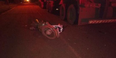 Motociclista é socorrido após colidir na traseira de carreta parada em Rolim de Moura