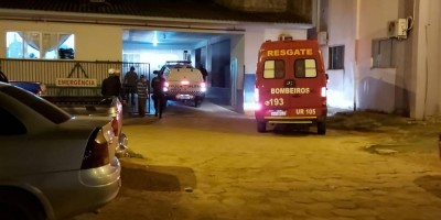 Bebê de 02 anos é reanimado por equipe médica após se afogar ao cair dentro de...