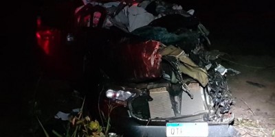 Acidente entre caminhão e caminhonete deixa dois mortos e quatro pessoas feridas na...