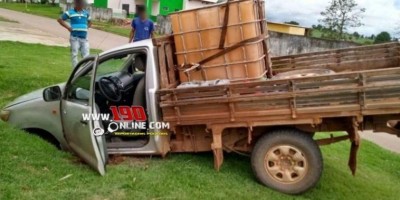 Caminhonete cai dentro de fossa após motorista tentar realizar manobra, em Alta Floresta