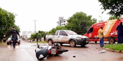 Colisão entre carro e moto deixa um ferido em Rolim de Moura