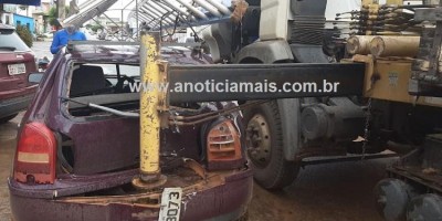 Caminhão munck danifica dois veículos em acidente em Jaru