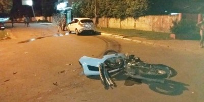 Colisão entre moto e carro deixa um ferido, em Pimenta Bueno