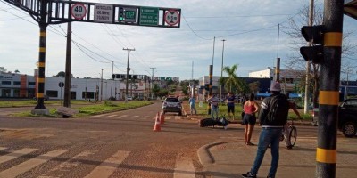 Condutora é socorrida após colisão contra carro no centro de Rolim de Moura