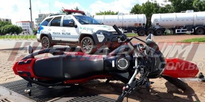 Dois irmãos ficam feridos em acidente entre moto e carro no centro de Rolim de Moura