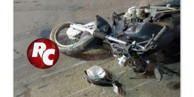 Carro atropela motociclista e arrasta moto por mais de quatro quadras após furar...