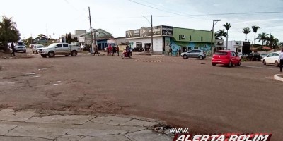 Dois carros se envolvem em acidente no centro de Rolim de Moura