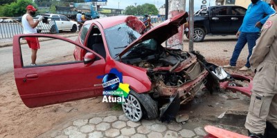 Vídeo mostra momento em que carro colide violentamente contra poste em Ji-Paraná