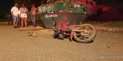 Motociclista morre ao colidir com caçamba de entulho em Jaru
