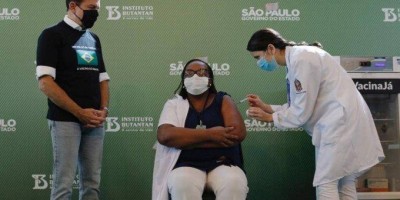 Enfermeira de SP é a primeira brasileira vacinada contra Covid-19 após aprovação da...