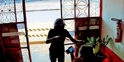 Dupla realiza assalto a loja no centro de Rolim de Moura; veja o vídeo