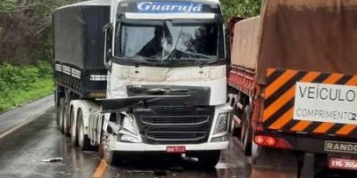 Carretas 'se tocam' durante ultrapassagem na BR-364 e acaba atingindo carro com quatro...