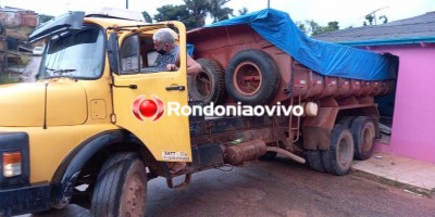Caçamba desgovernada desce ladeira e invade casa em Porto Velho