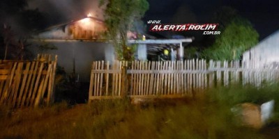 Bombeiros agem rápido e evitam que casa em madeira fosse destruída por incêndio, em...