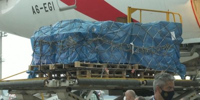 Avião com vacinas de Oxford, segunda aprovada pela Anvisa contra covid-19, chegou ao...