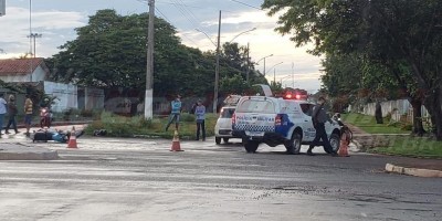 Mototaxista e passageira ficam feridos em acidente de trânsito em Rolim de Moura