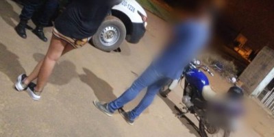 Namorados voltam para casa a pé após serem flagrados dando 'voltinha' de moto durante...