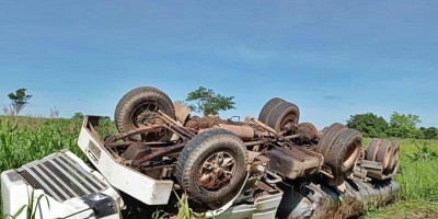 Caminhão tanque tomba na BR-364 em Jaru