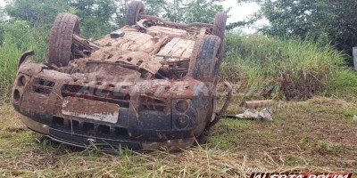 Veículo capota na RO-010 nesta manhã de sábado, em Rolim de Moura
