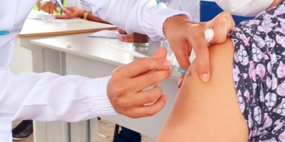 Mais de 300 servidores da saúde de Rolim de Moura já tomaram vacina contra o...