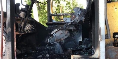 Pá carregadeira e patrola são incendiadas no pátio de prefeitura de Gov. Jorge...