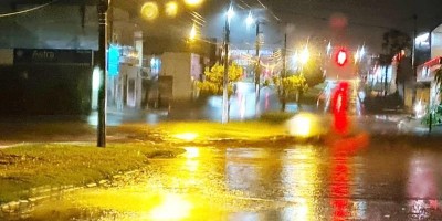 Forte chuva deixa ruas alagadas em Rolim de Moura; veja o vídeo