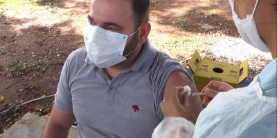 Profissionais de saúde da rede privada começam a ser vacinados contra a Covid-19 em...