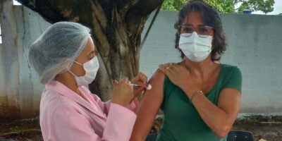 Rolim de Moura: Após vacinar quase 800 trabalhadores da saúde contra covid-19,...
