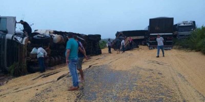 Três pessoas ficam feridas em acidente na BR-364 próximo ao distrito do Guaporé