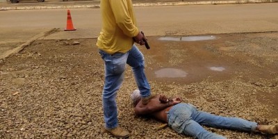 Homem enfurecido quebra janelas de quartel, mas é contido por policial à paisana; veja...