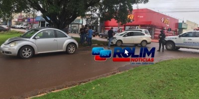 Carros colidem no cruzamento da Avenida 25 de agosto com Rua Barão de Melgaço, em Rolim...