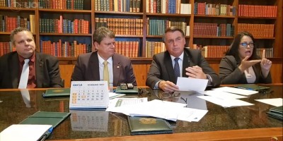 Bolsonaro critica Petrobras e diz que vai zerar impostos federais no diesel e no gás de...