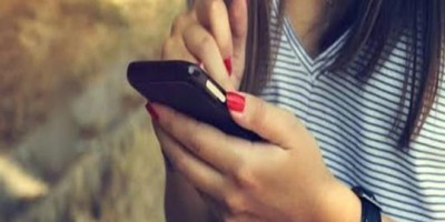 Mulher recebe mensagem da amante debochada e ainda leva surra do marido