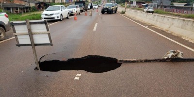 Grande volume de chuvas faz cratera 'profunda' na BR-364 em Porto Velho e asfalto ceder...