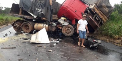 Acidente entre duas carretas é registrado na BR-364 entre Pimenta Bueno e Vilhena