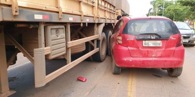 Jaru: Motorista colide contra carreta, joga cervejas fora e foge antes da chegada da...