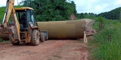 Secretarias de Obras substitui manilhas por tubo e faz aterro em galeria na Zona Rural de...