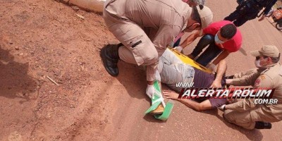 Motociclista é socorrido com suspeita de fratura em uma das pernas após acidente em...