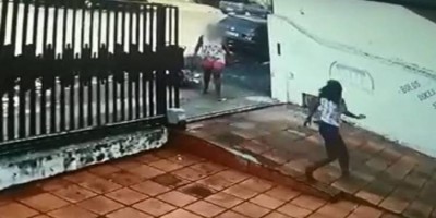 Homem abre a janela de casa e é surpreendido por mulher que atacava pessoas na rua