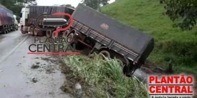 Carreta sai da pista e quase tomba na BR-364 em Jaru; veja o vídeo