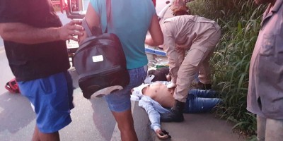 Casal em motocicleta é socorrido em estado grave após acidente na BR-364 em Jaru